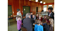 Vorschulkinder in der „Galerie“ von Stadtpfarrer Kowal (Foto: Karl-Franz Thiede)